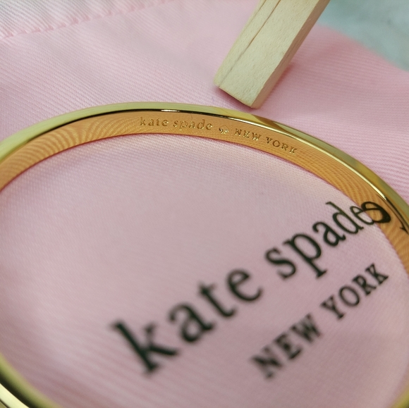 🎀 Kate Spade spot the spade bangle - Picture 2 of 4